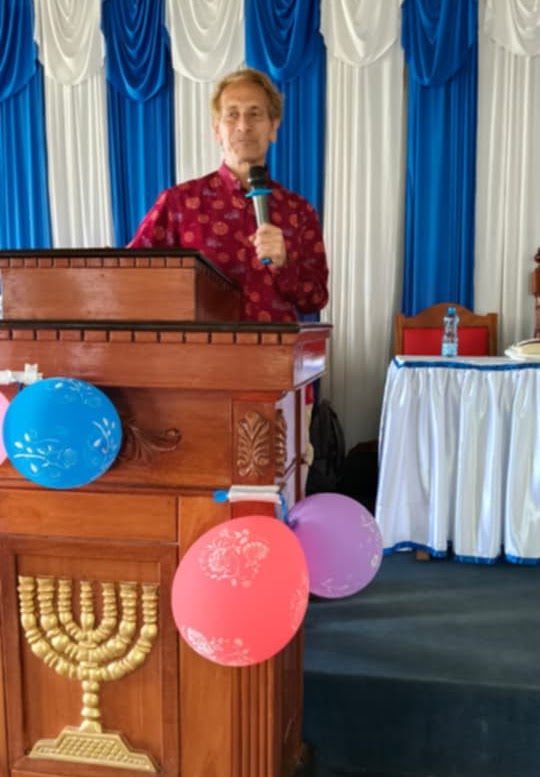 Dan Goldstein teaching at a Hebrew reading service in Nairobi